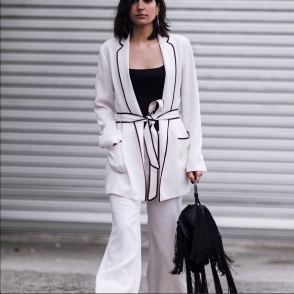 •SOLD• BLOGGER FAV ZARA IVORY BLAZER w CONTRASTING - Picture 3 of 8